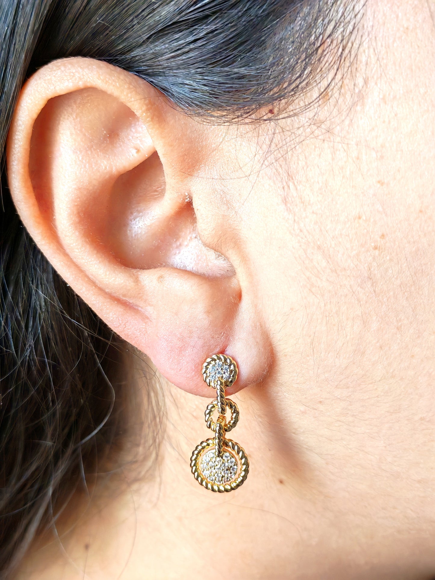 VIOLA GOLD-PLATED STUD EARRING