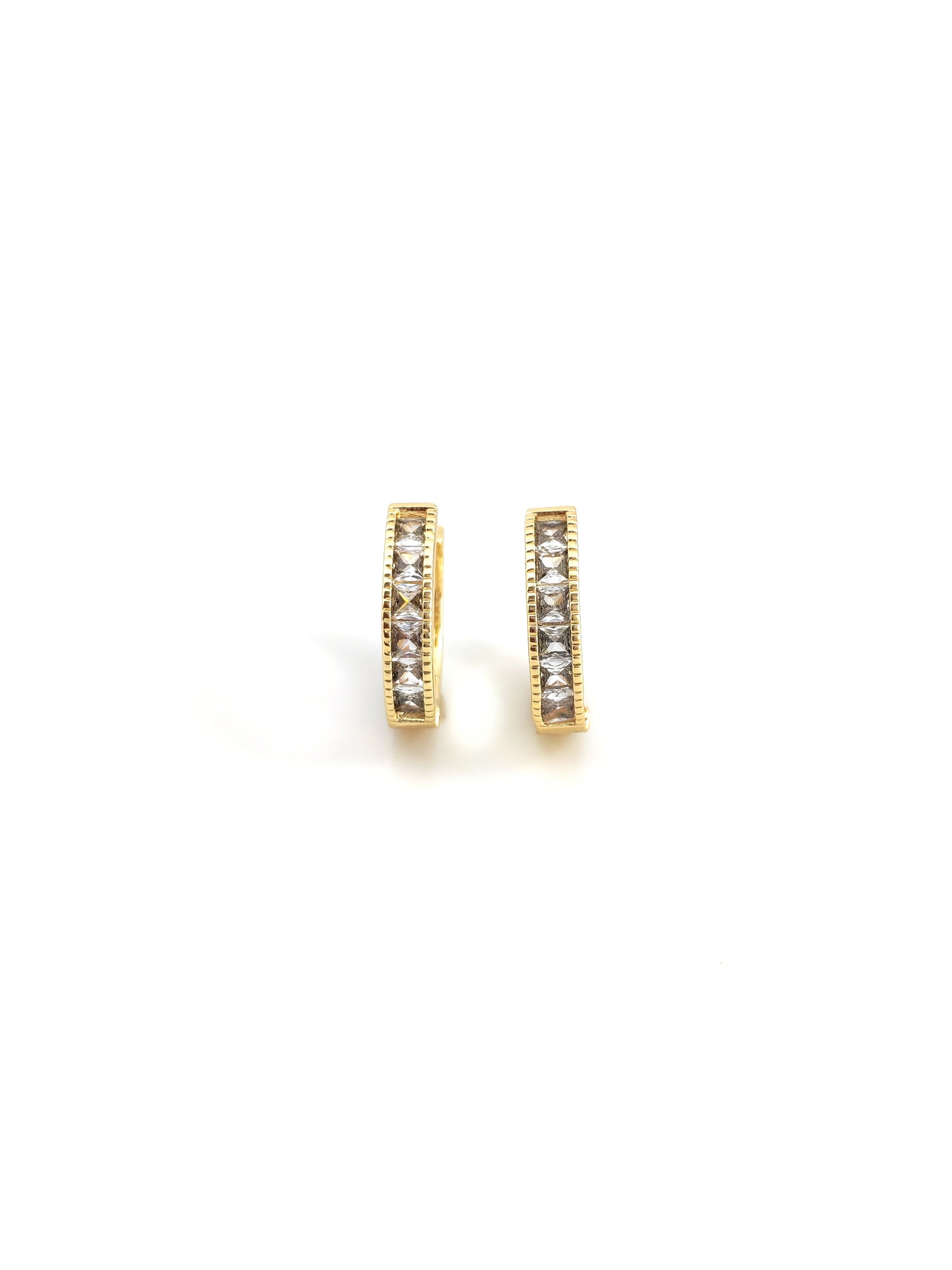 ZARISA PEARL HOOP EARRING