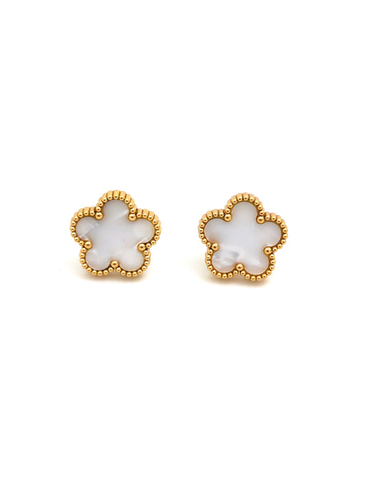 WHITE FLOWER STUD EARRING