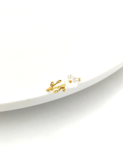 WHITE FLOWER FREE SIZE RING