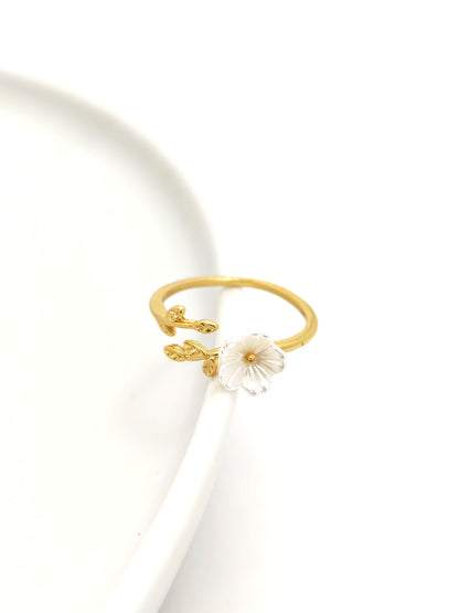 WHITE FLOWER FREE SIZE RING