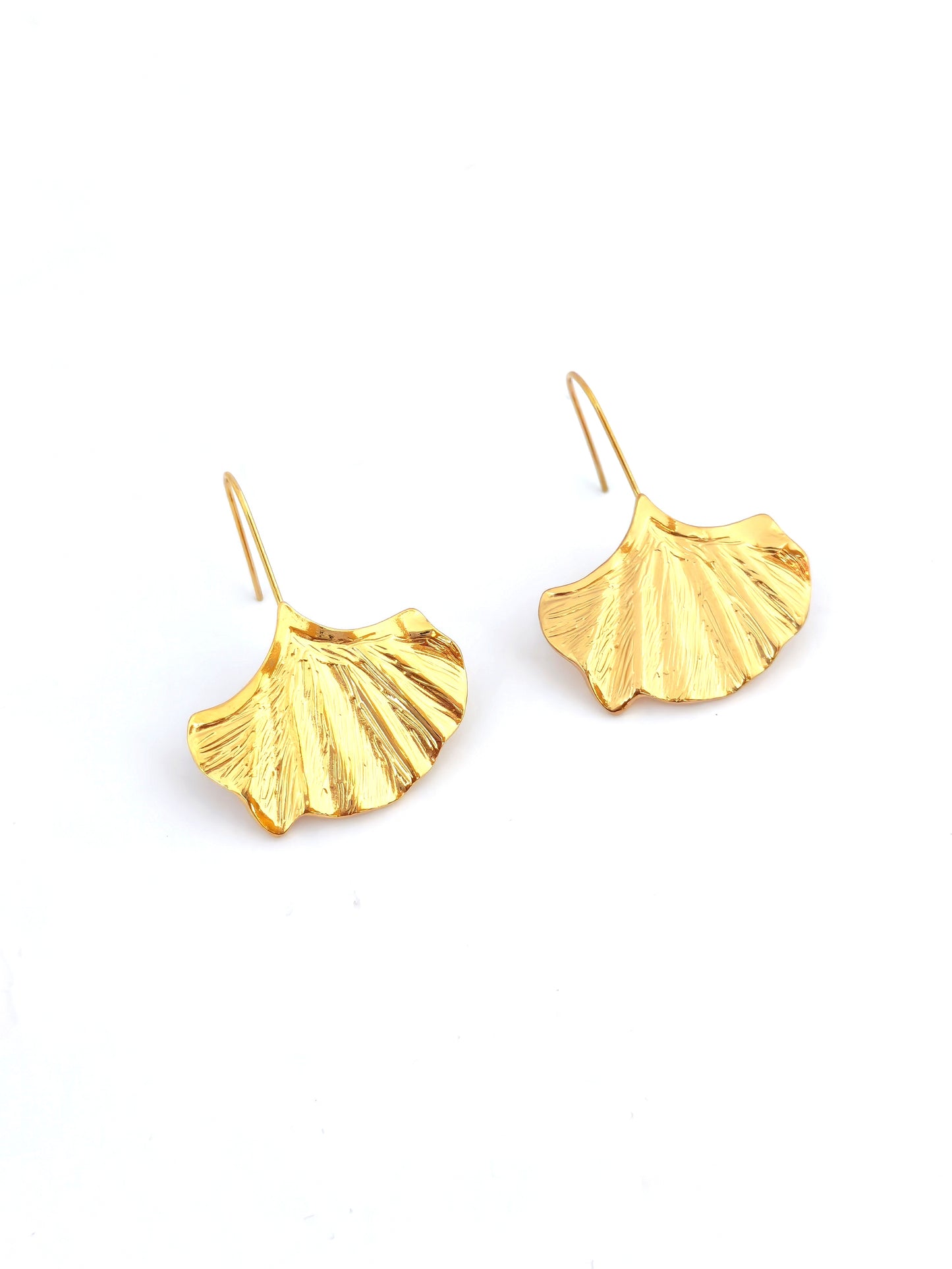 TYRA GOLD-PLATED STAINLESS HOOK EARRING